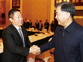 十九屆中央政治局常委，第十三屆全國(guó)政協(xié)主席汪洋與周海江握手合影